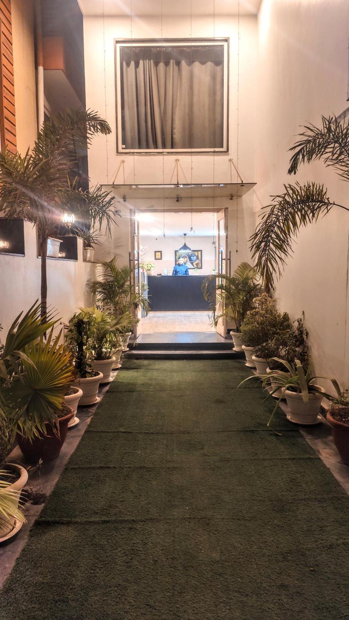 Hotel Mavens White Artemis Hospital Road Sector 52 Gurgaon Exterior foto