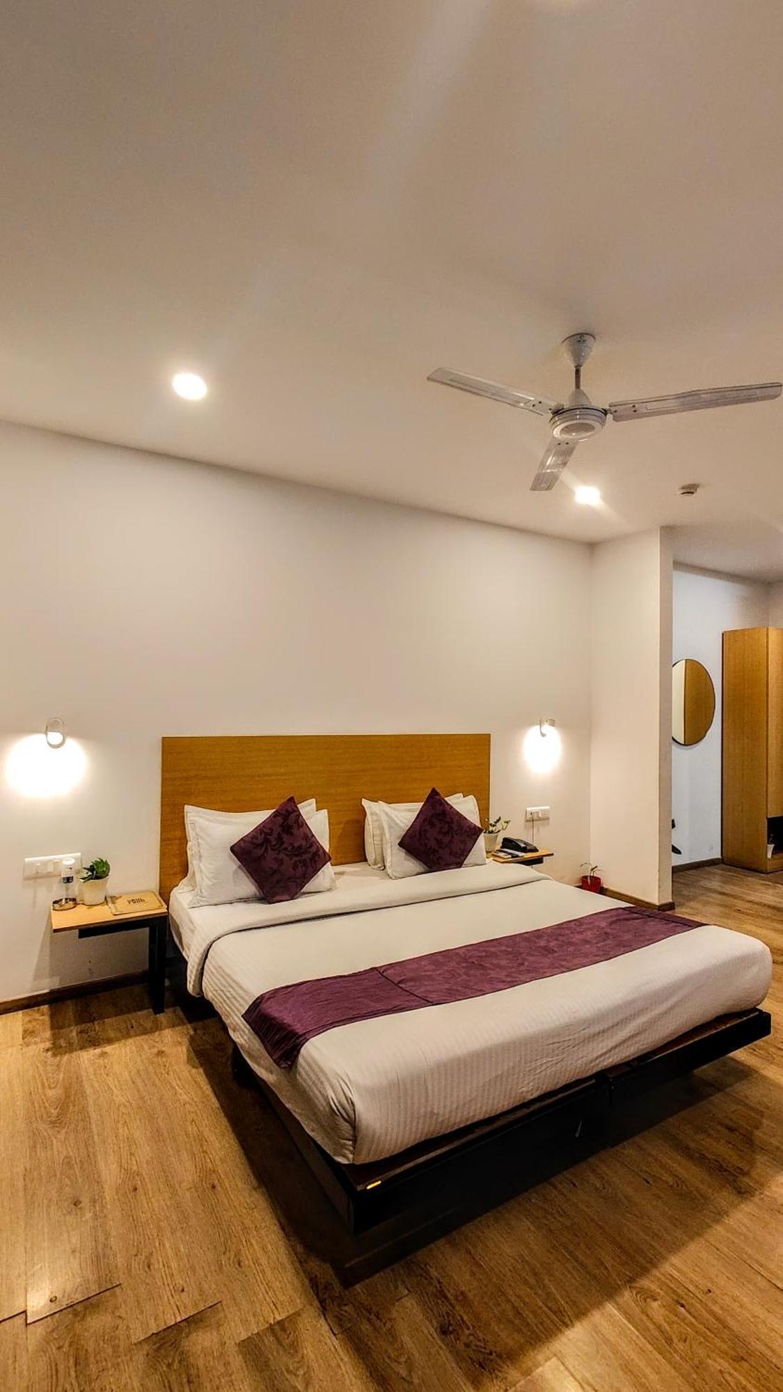 Hotel Mavens White Artemis Hospital Road Sector 52 Gurgaon Exterior foto
