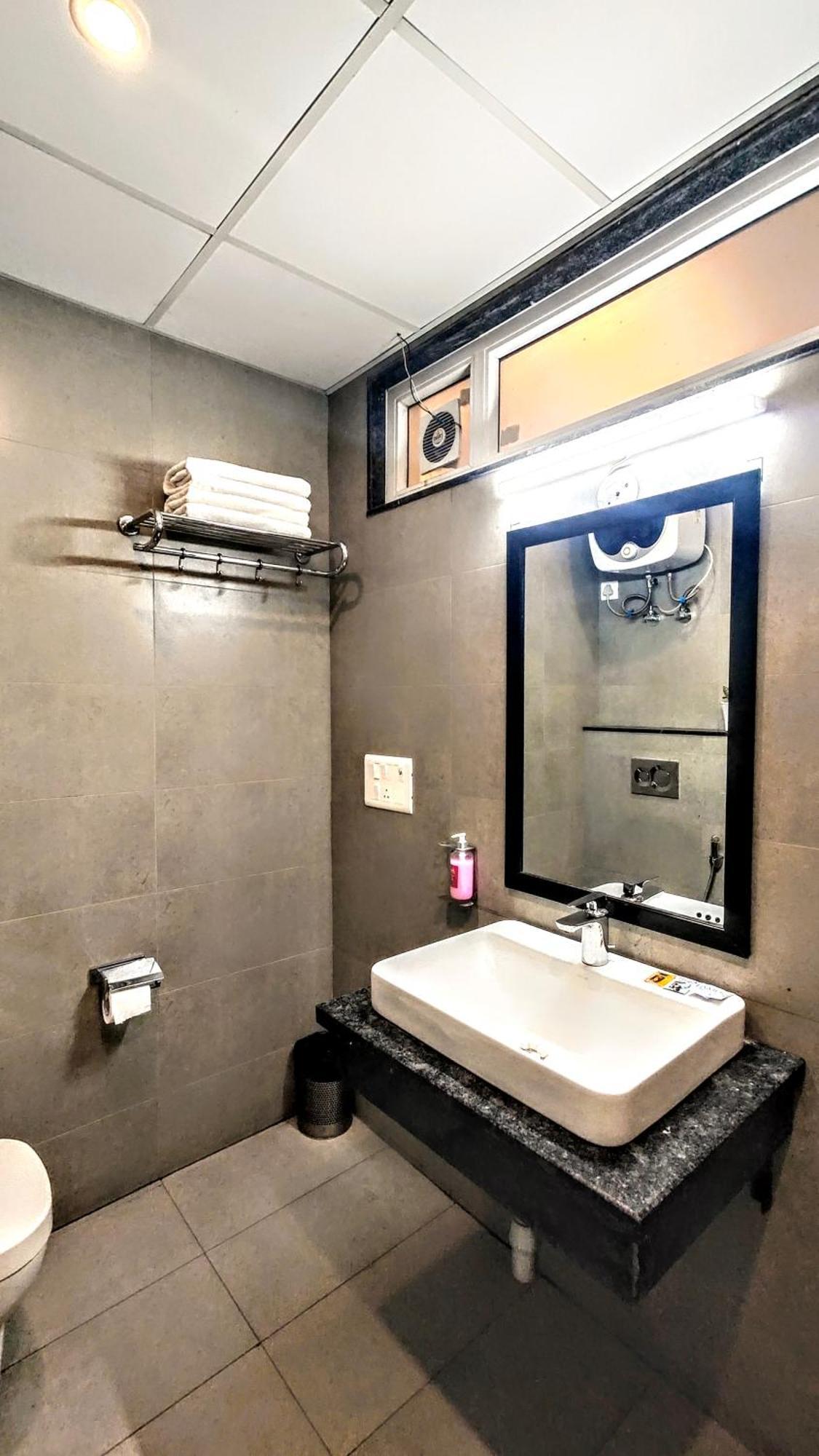 Hotel Mavens White Artemis Hospital Road Sector 52 Gurgaon Exterior foto
